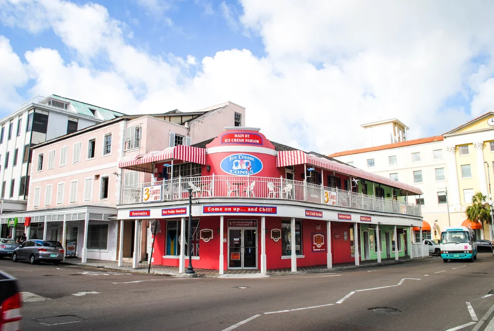 Bay Street — el corazón comercial y cultural del Downtown Nassau