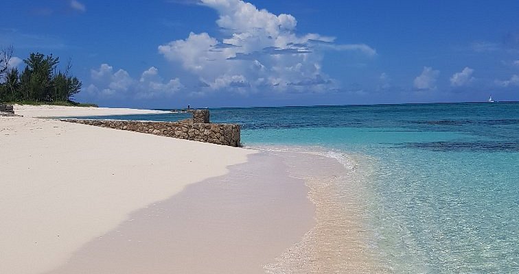 Love Beach Nassau — la playa más tranquila de Nassau ideal para snorkel