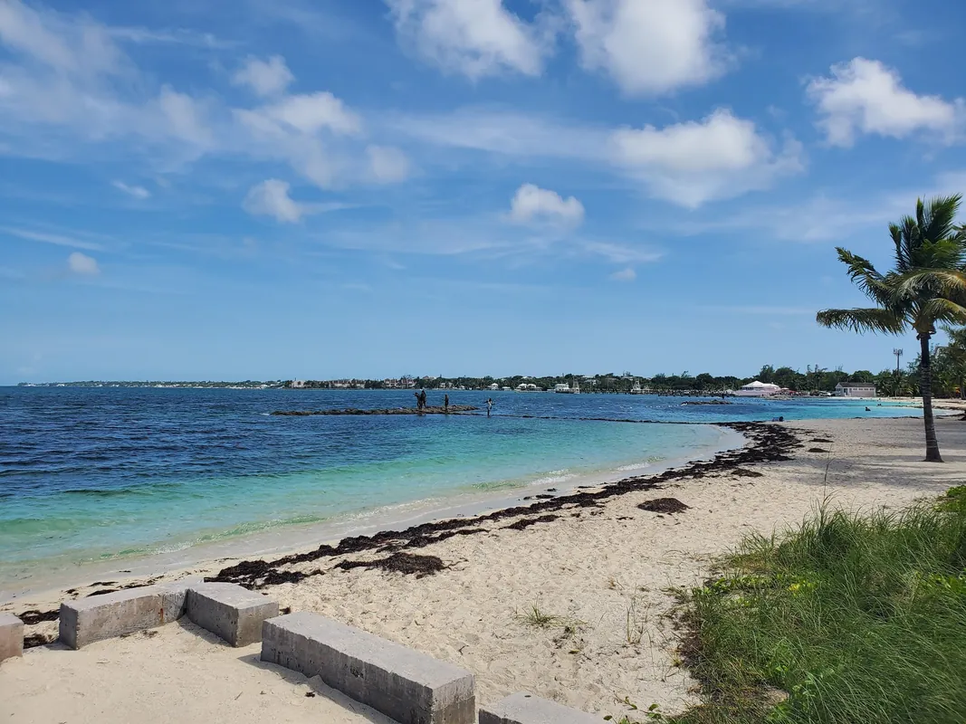 Montagu Beach — playa tranquila y auténtica en Nassau este