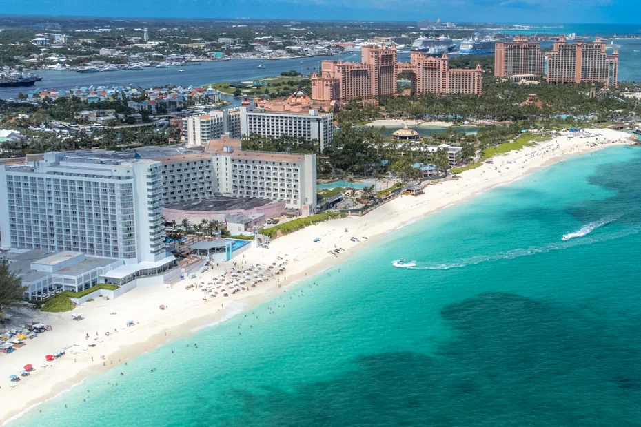 Paradise Island Nassau — puente y hoteles de lujo en la isla del Caribe