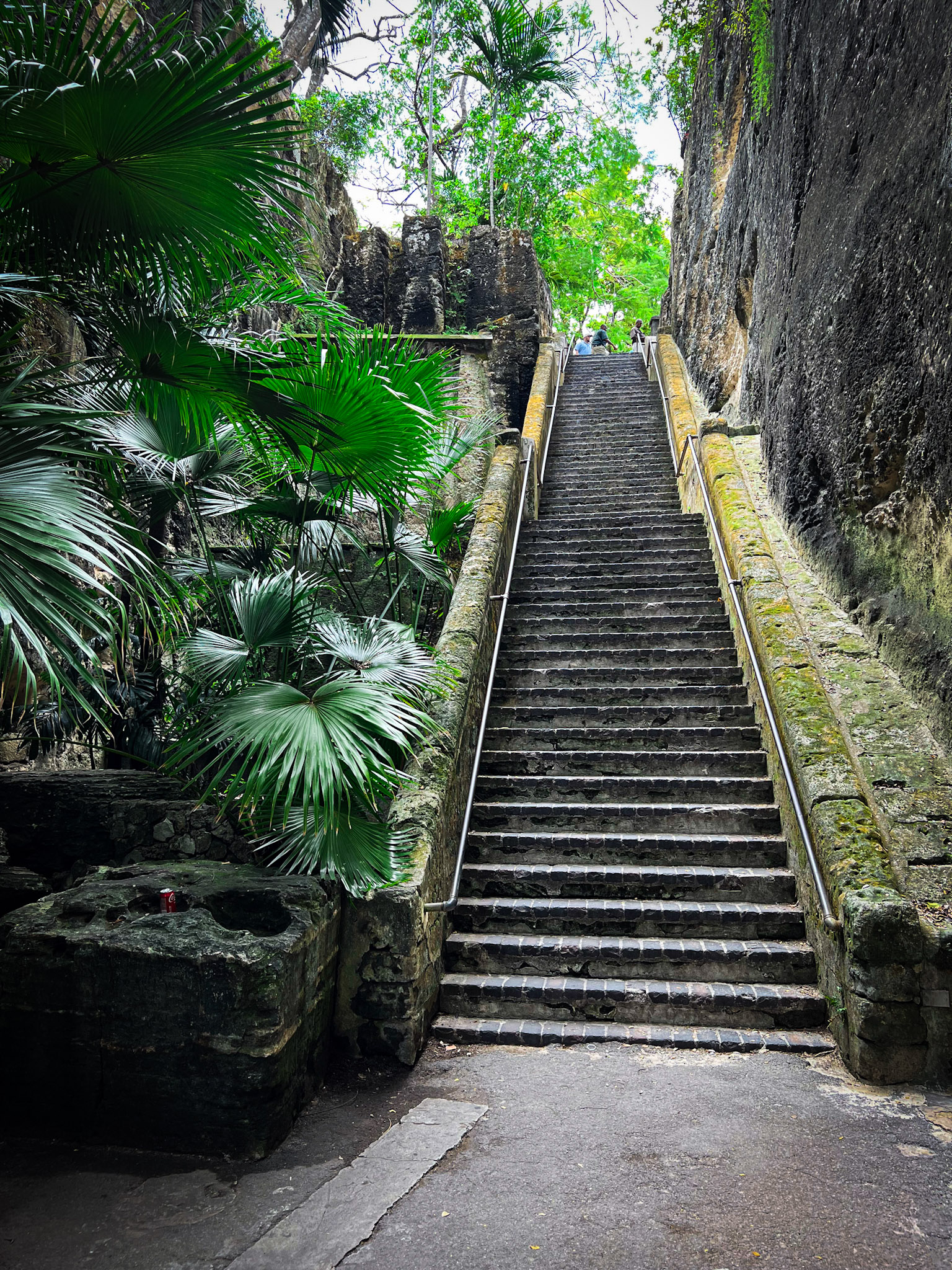Queen's Staircase — escalera histórica tallada a mano en Nassau