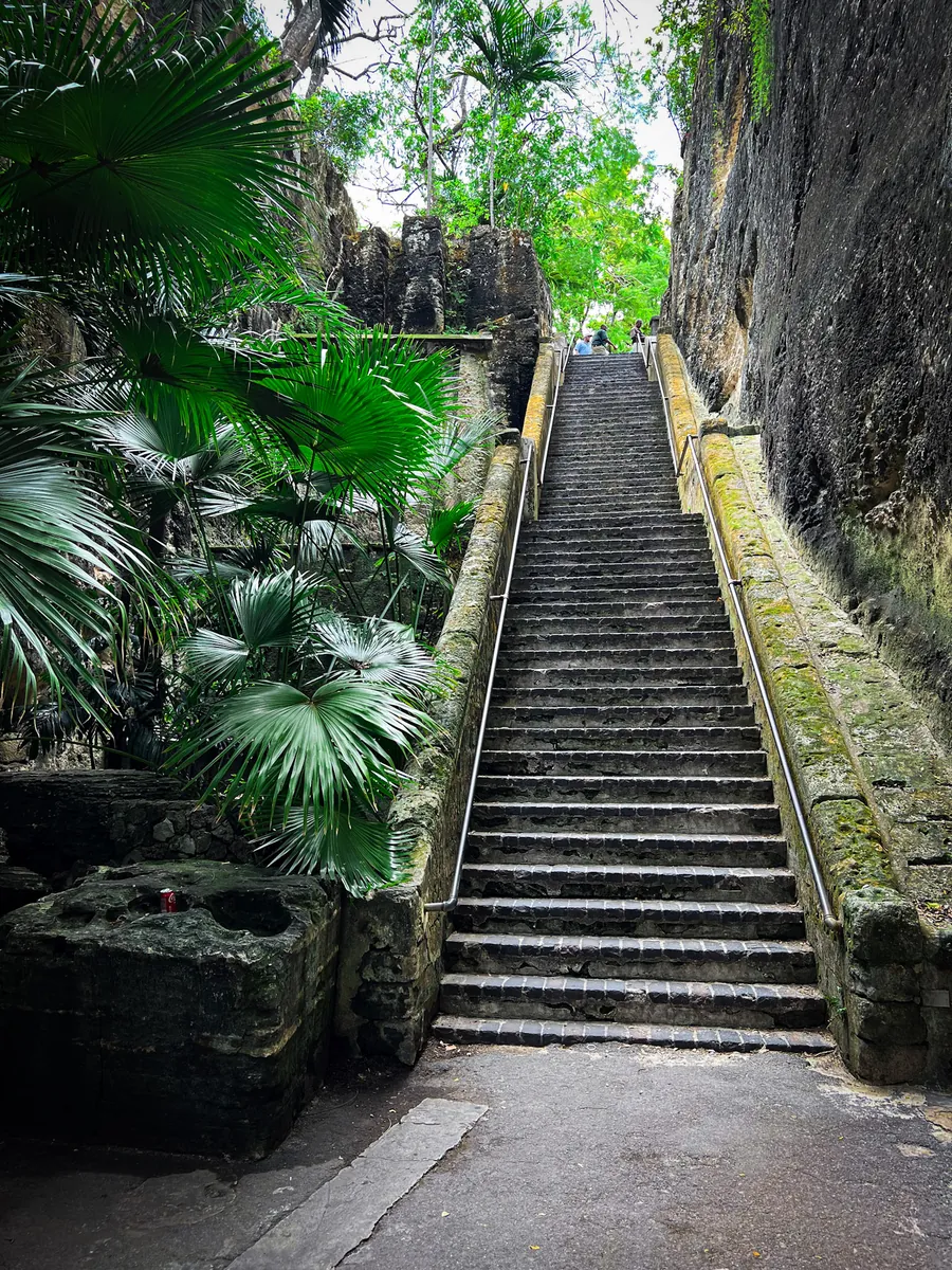 Queen's Staircase — escalera histórica tallada a mano en Nassau