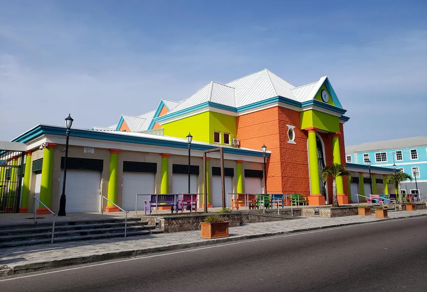 Straw Market Nassau — mercado de artesanía local en Bay Street