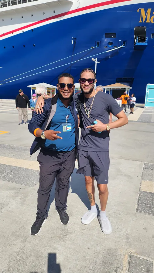 David junto a un cliente en el puerto de cruceros de Nassau