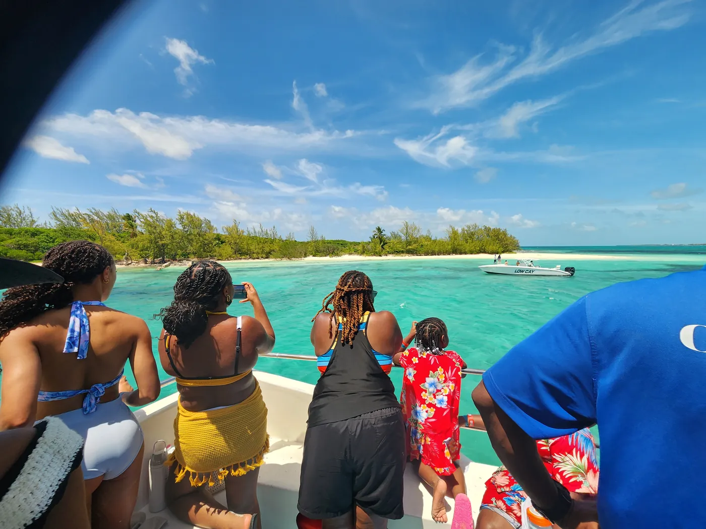 Turistas a bordo disfrutando la llegada a la isla privada