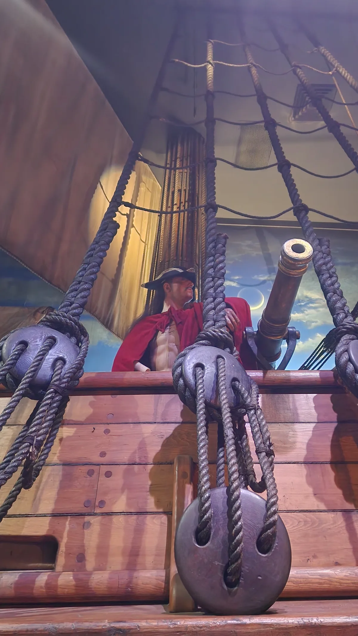 Escena inmersiva de barco pirata en el Pirates of Nassau Museum