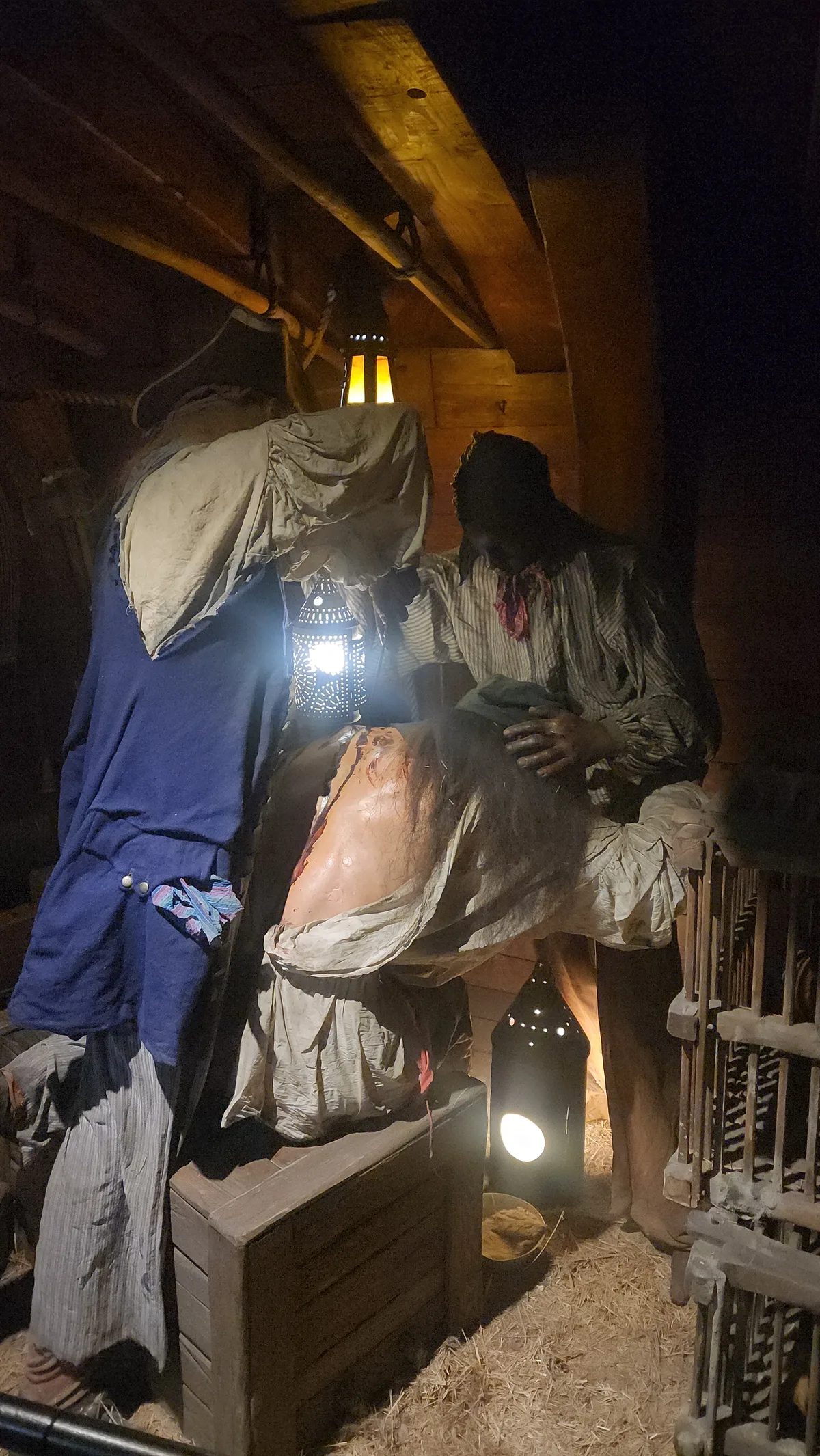 Escena inmersiva con figuras de piratas en el interior del museo de Nassau